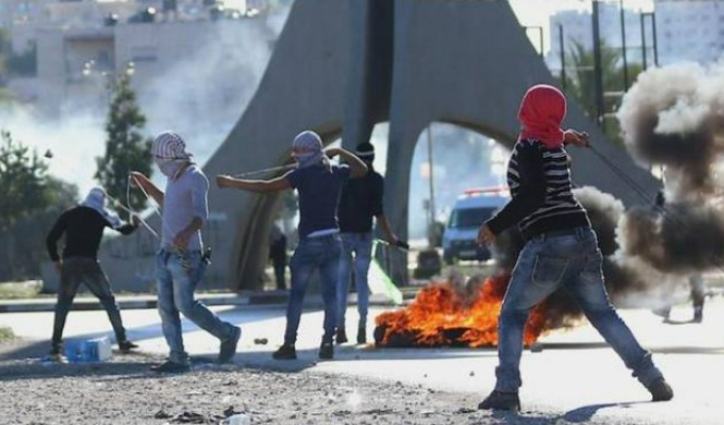 اشتباكات عنيفة بين المواطنين وقوات الاحتلال الإسرائيلي قرب بيتونيا
